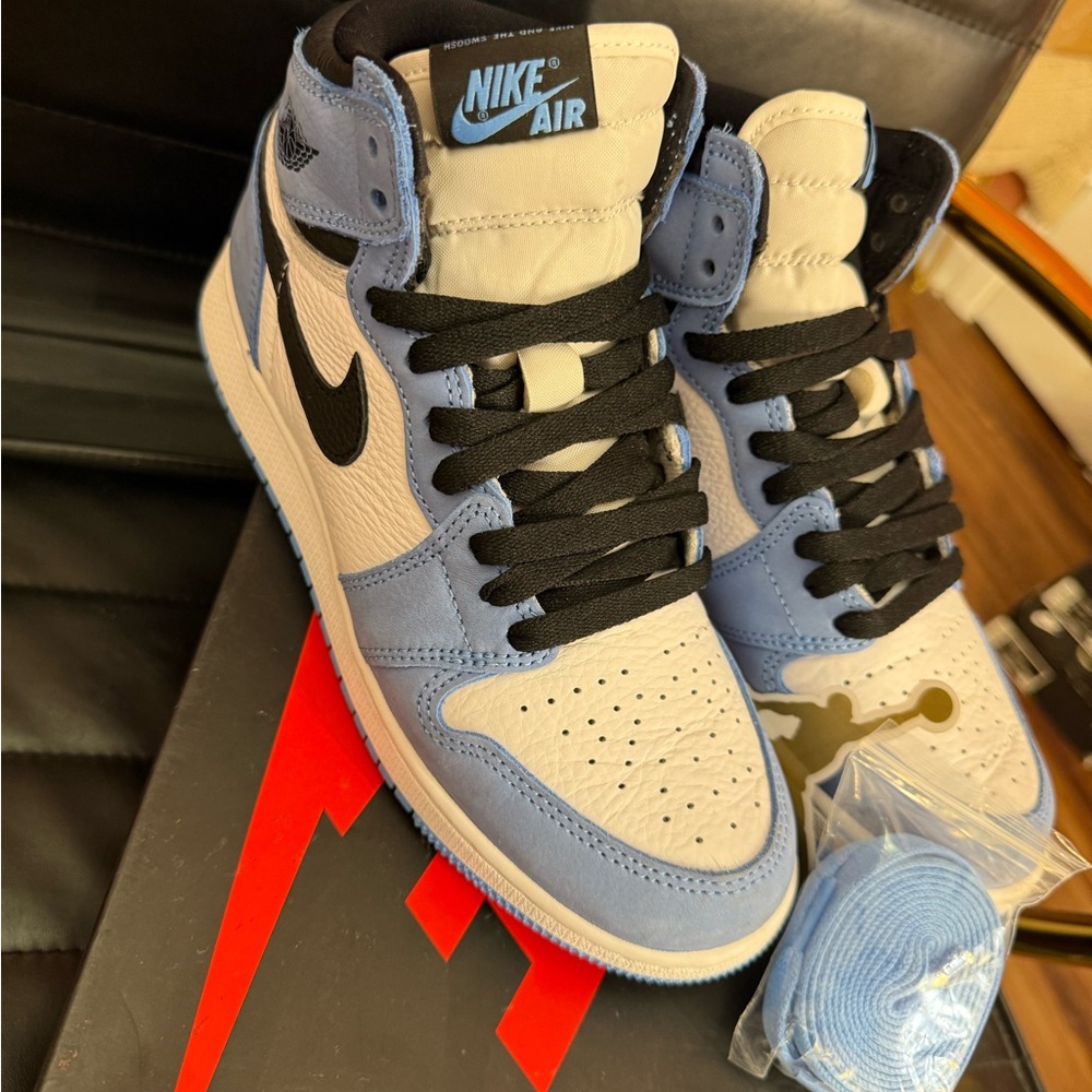 Jordan 1 retro high white university blue black (gs)